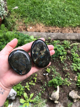 Load image into Gallery viewer, Labradorite Palmstone