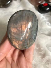 Load image into Gallery viewer, Labradorite Palmstone