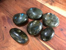 Load image into Gallery viewer, Labradorite Palmstone