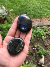Load image into Gallery viewer, Labradorite Palmstone