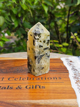 Load image into Gallery viewer, Raw Prehnite Point